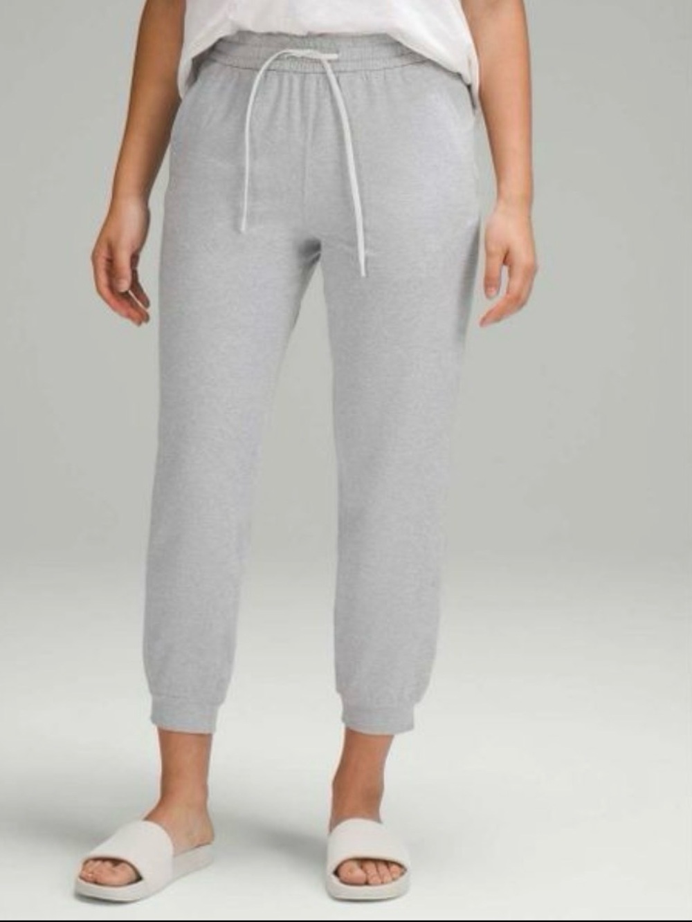 Lululemon Soft Jersey Classic-
Fit Mid-Rise Jogger size 10
Ultra Light Gray